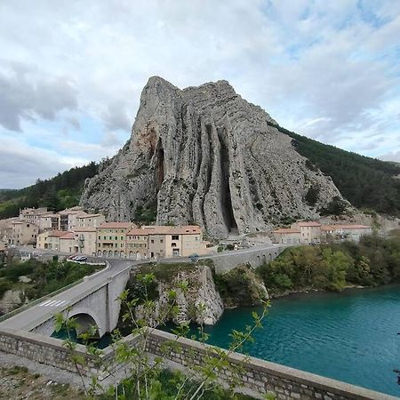Appartement Au Coeur Du Village Sisteron Esterno foto