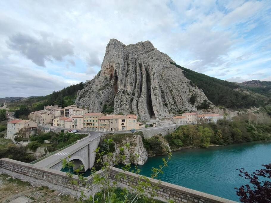 Appartement Au Coeur Du Village Sisteron Esterno foto